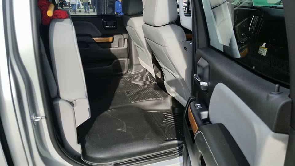 2018-chevy-3500hd-back-seat2