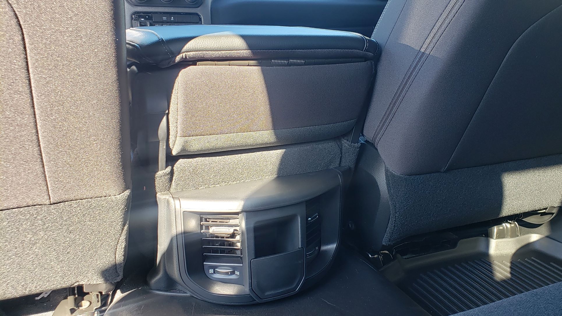 2022-ram-2500-4x4-backseat-vents