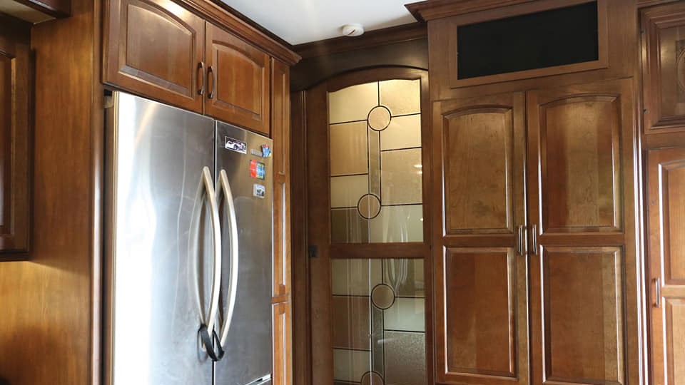 drv-elite-suite-41-rssb4-refrigerator-and-cabinets