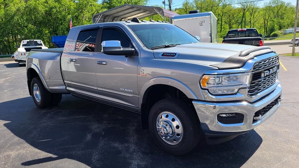 2022-RAM-3500-Dually-front-passengers-side