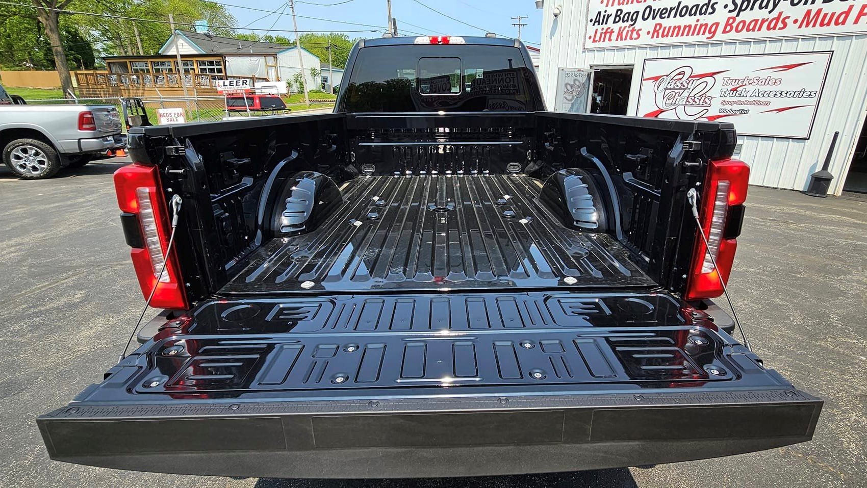 2023Ford-F450-open-tailgate